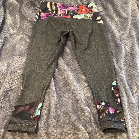 Like New adorable grey and floral Calia leggings szM - Picture 2 of 11